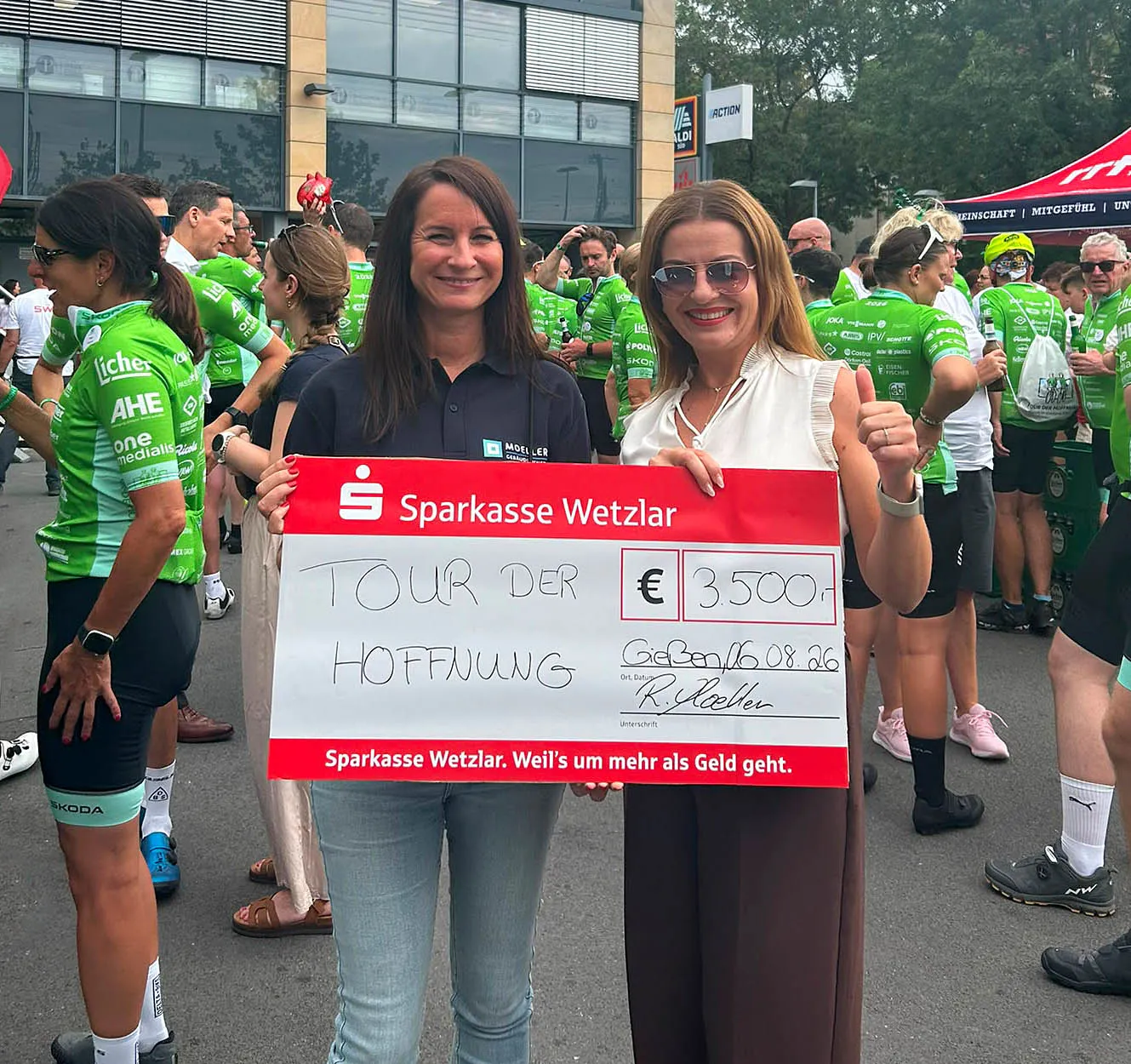 Christine Matthias (l.) bei der Spendenübergabe.